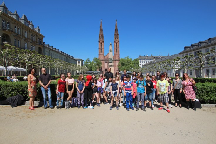 Abb 1 Ricarda-Huch-Schule vor dem Hessischen Kultusministerium2