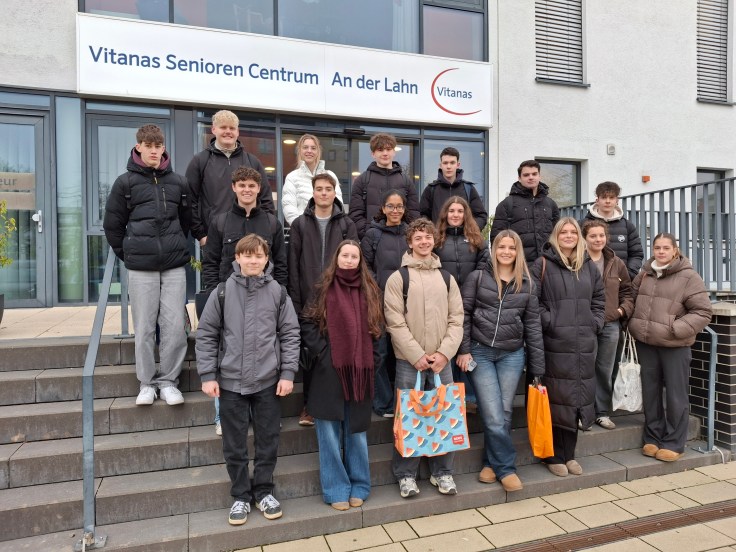 Religionskurs des Jahrgangs 12 bringt Weihnachtsfreude ins&nbsp;Seniorenheim