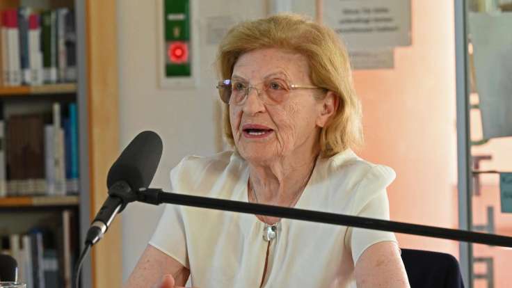 Holocaustüberlebende Eva Szepesi in Ricarda-Huch-Schule: „Auschwitz hat mit Schweigen&nbsp;begonnen“