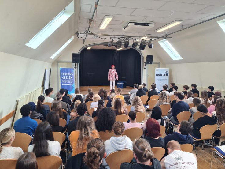 Wenn Hessen in der Aula lebendig wird: „Finding Hessen“ an der Ricarda-Huch-Schule Gießen
